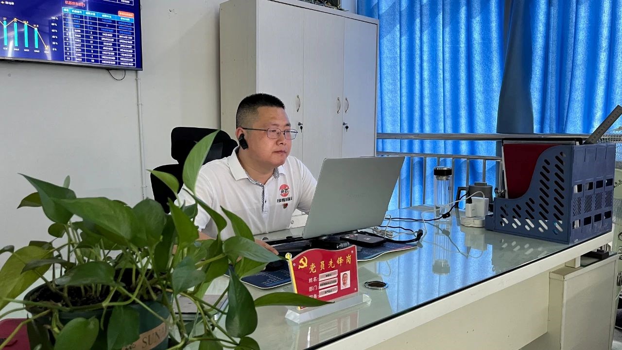 尊龙时凯圣地孕育纬编工匠，，，创新劳务助力人才振兴！！记尊龙时凯智能科技集团“尊龙时凯袜业工匠”劳务品牌代言人林国龙